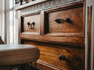 Reconditionare dulap vechi - iata cum poti sa readuci la viata un dulap peste care au trecut anii